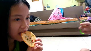 Gia Linh Gia Bảo đi học về đói bụng ăn bữa lỡ buổi chiều Cơm mắm cháy Bánh Cá Bánh que