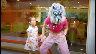 Saritah Bebe  Jugando al ladron y el lobo feroz   Historias divertidas para niños