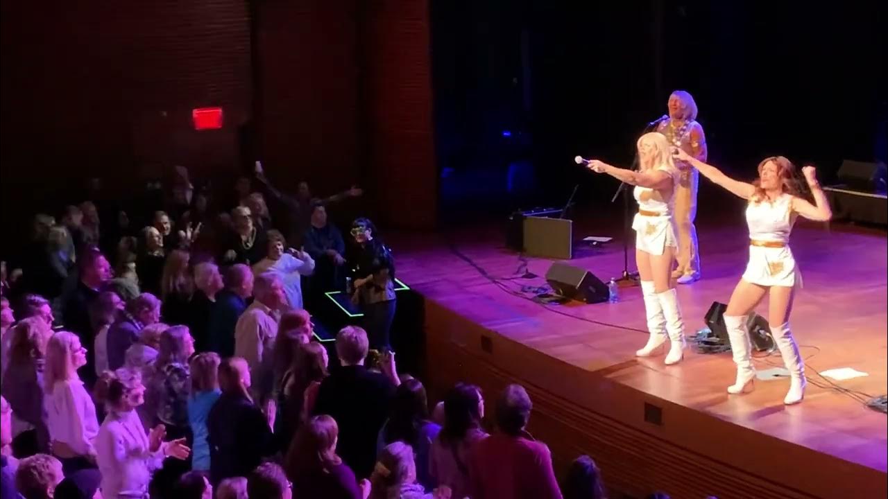 Idc танцы зал. Школа танцев mdc. Дэнс центр. Студия танцев. Атта дэнс благовещенск.