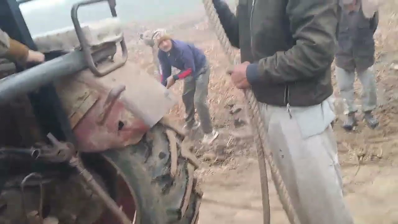 आज महिंद्रा ट्रैक्टर फsगया  हमें निकालना प़डा 