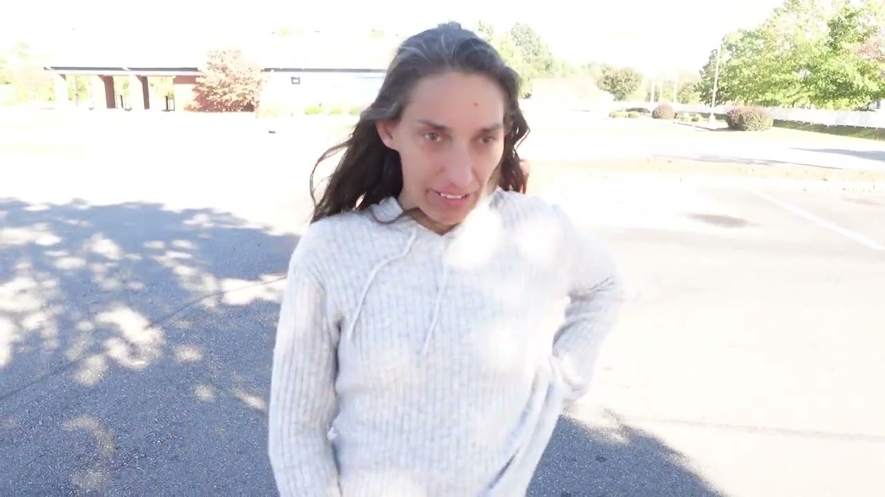 Уличное интервью: женщина рассказывает о трудностях, связанных с наркотической зависимостью.