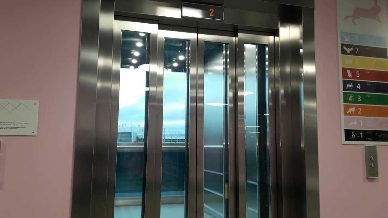 Lentoaseman Terminaalin 2 P1:sen Maisema hissi