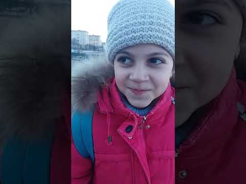 У меня немного получаеться говорить с закрытым ртом а вот у Арины нет😂😃😁😀