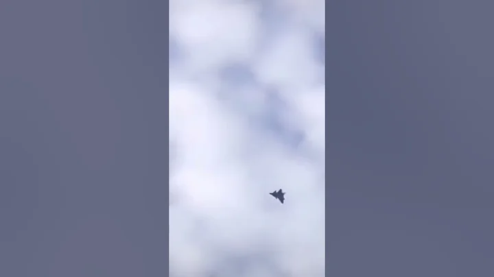 10月24日，三架軍機在空中混戰，軍機從河南駐馬店一直追擊到安徽阜陽，空中傳來多次巨響後，一架飛機被擊落。 - 天天要聞
