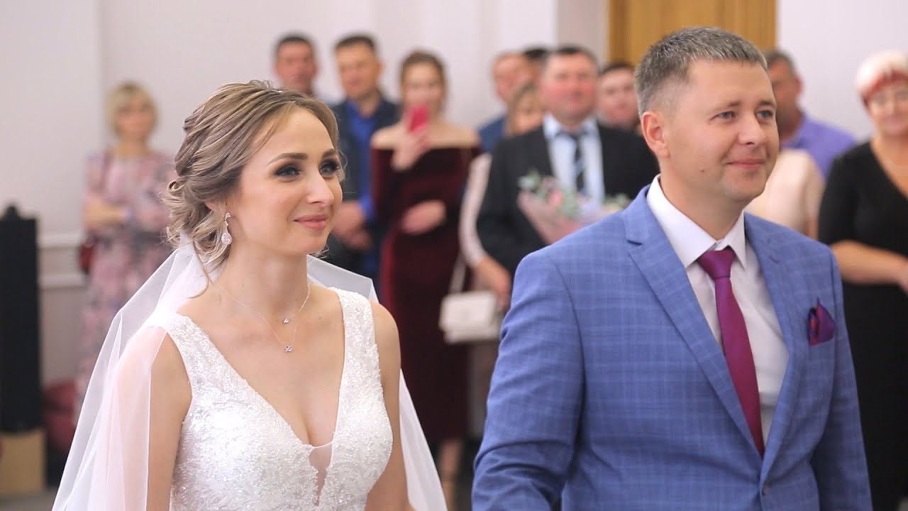 Молодая пара на церемонии в загсе