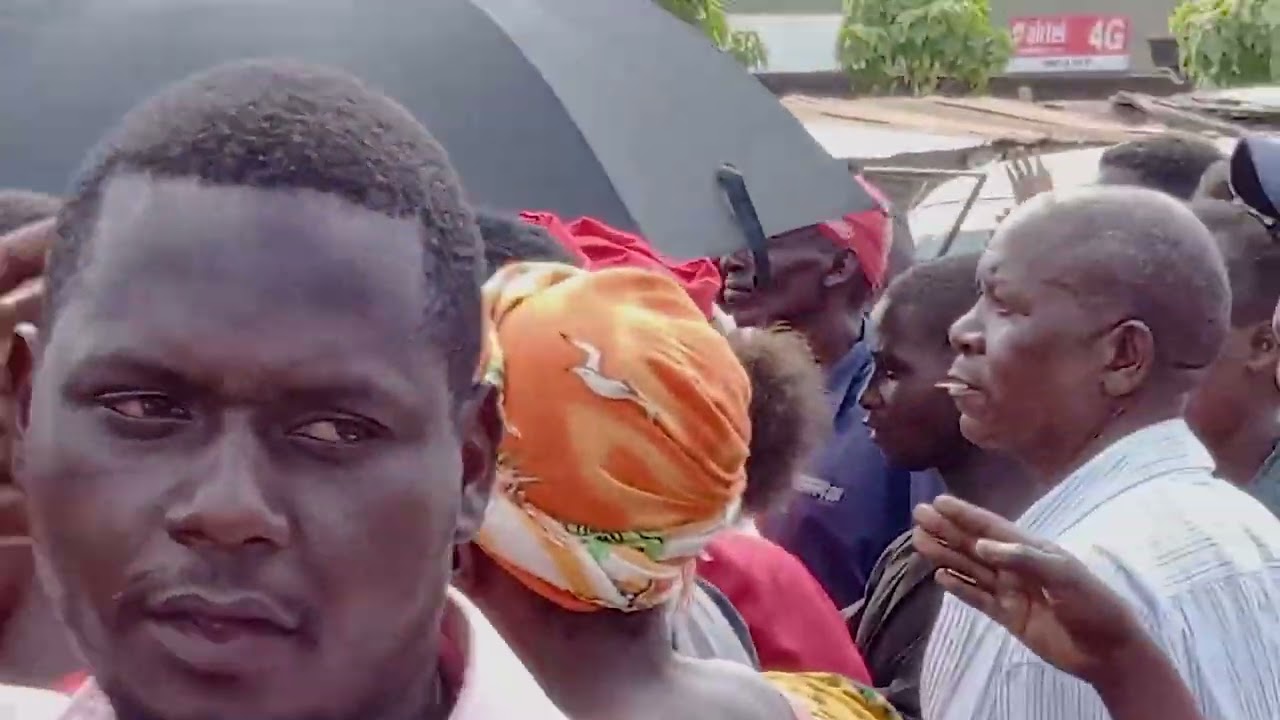 HOW PST.MATUNDU MADE BUSINESSES TO SHUT AND FAN COLLAPSE FROM HIS UNIQUE SOLO 🎸 PLAYING IN EMALI.