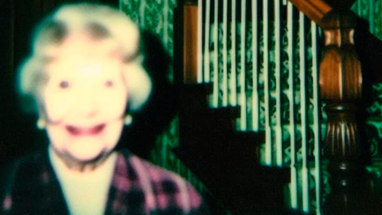 creo que ALGO RARO le esta pasando A LA ABUELA 💀