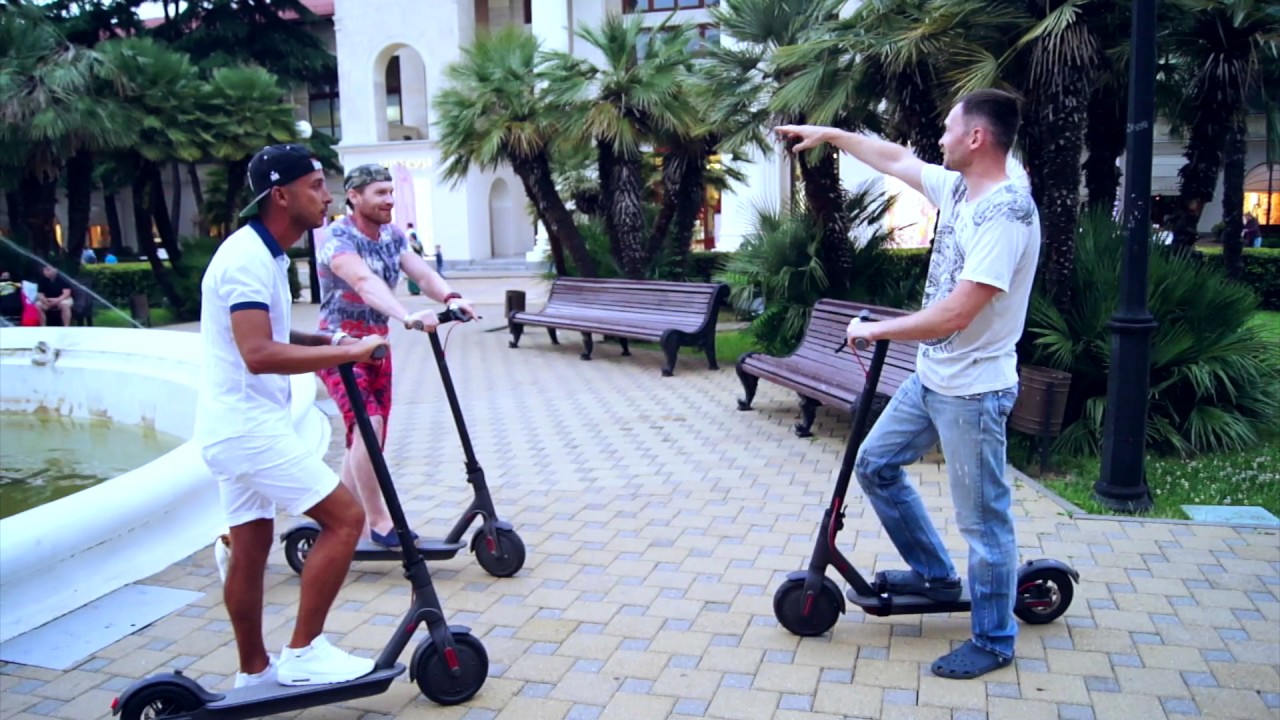 Электросамокаты urent. Чувак на самокате. Кикшеринг urent. Магазин самокат адлер. На электросамокате в сочи.