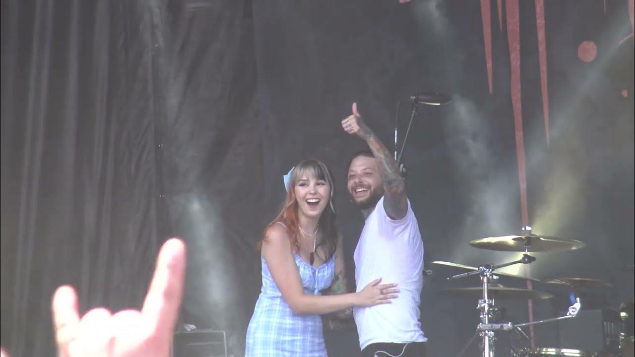 Tom Barber of ChelseagrinTV proposes at inkcarcerationfestival4814