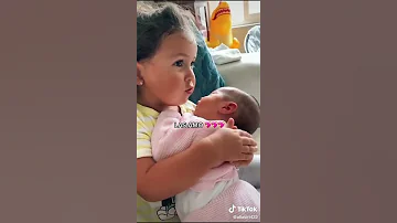 بنت لازمه اخوها الصغير النايم 