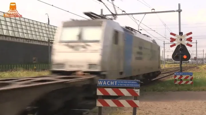 DUTCH RAILROAD CROSSING  - ?? FREIGHT TRAIN ?? -  AKI spoorwegovergang - Zevenbergschen Hoek