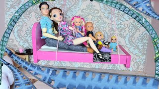 НА ЛЕТАЮЩЕЙ КРОВАТИ В ПАРК АТТРАКЦИОНОВ🤣 Катя и Макс веселая семейка Смешные куклы барби ДаринелкаТВ