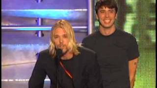 Dave Grohl and Taylor Hawkins induct Queen Rock and Roll Hall of Fame inductions 2001