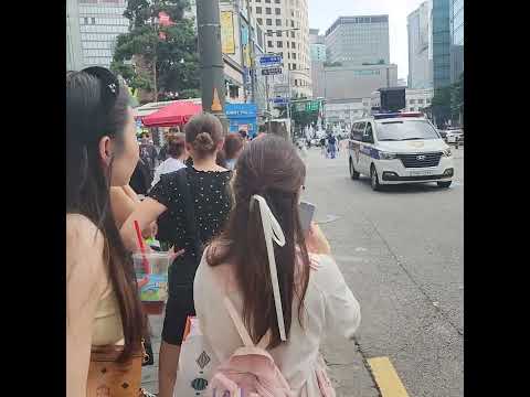 <strong>명동</strong> 입구 외국인 연신 촬영
