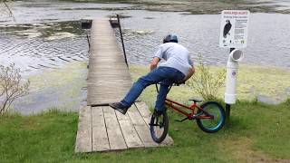 Insane Bmx Tricks on a Fishing Dock screenshot 1