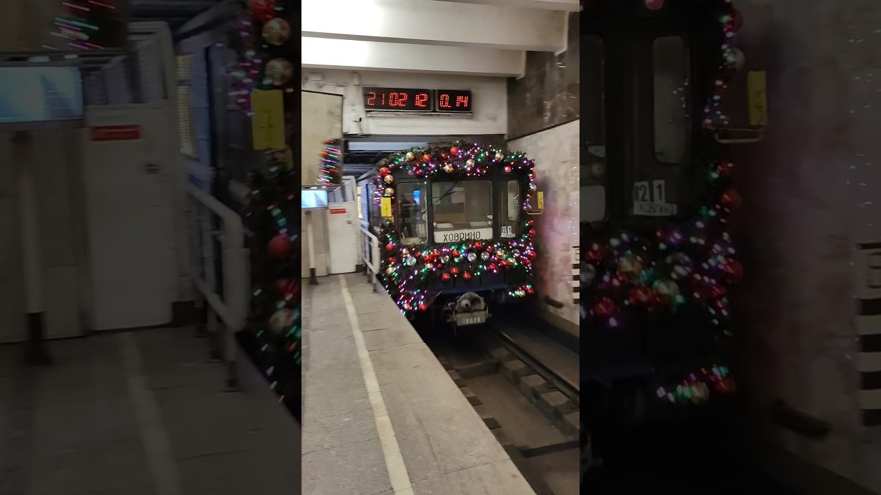 Новогодний "Номерной" 81-717.5м/81-714.5м отправляется со станции Орехово. 