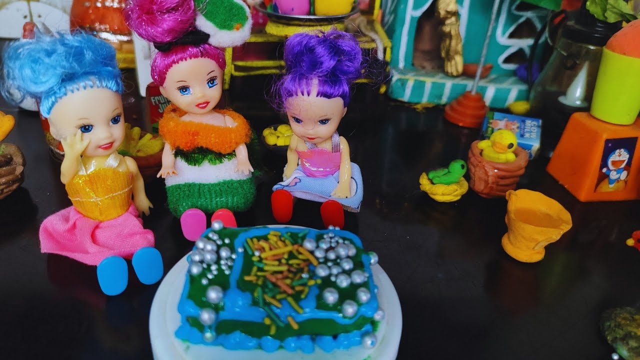 Meri doll park me keye kar rahi hai aaiye dekhein|#aaj#maine#biscuitcake banaya, 