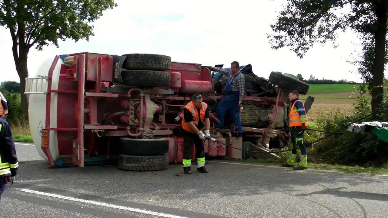 Lastwagen umgekippt - Fahrer leicht verletzt - YouTube