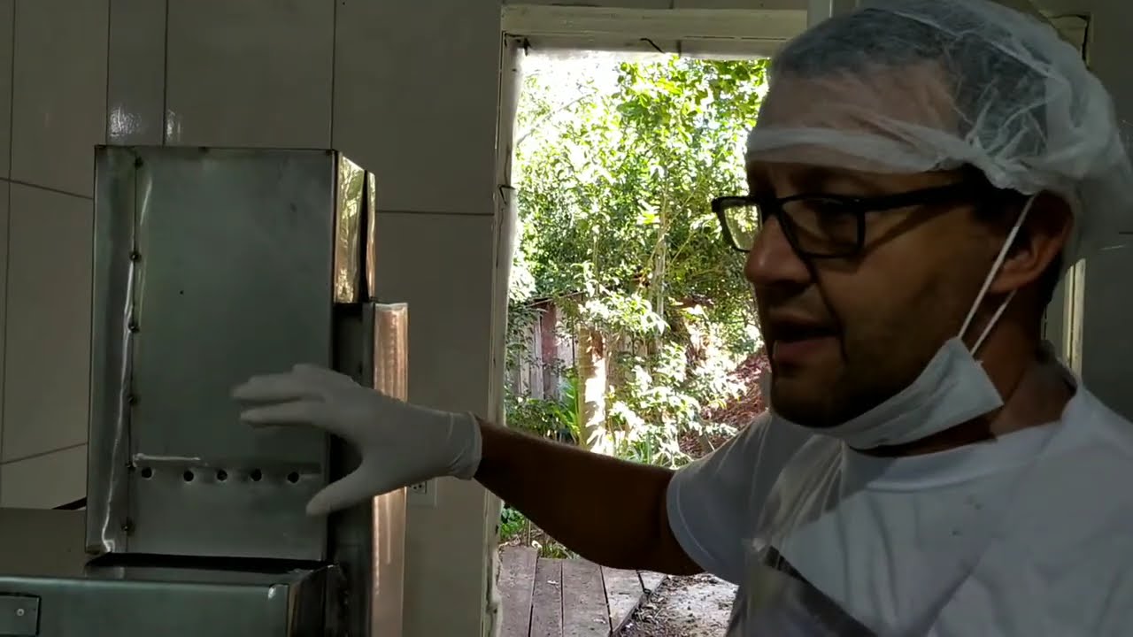 Desoperculadora com dois rolos verticais, com mesa desoperculadora junto.