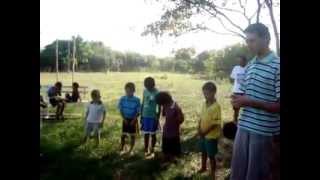 Domingo de misiones . Niños orando en Guaraní en Paraguay .