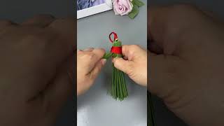 Use the grass on the roadside to make a Labor Day handmade desktop broom. Parent-child handicraf