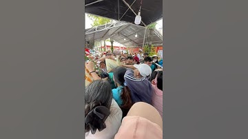 tranh dành đông quá trời tại lễ hội chùa bà thiên hậu bình dương phát nón lá cho đội đông vui lắm nè