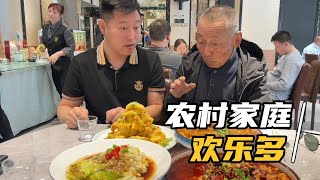 【东北那旮瘩】哈尔滨的这家餐厅，菜价太便宜了，四个菜刚98，够好几个人吃