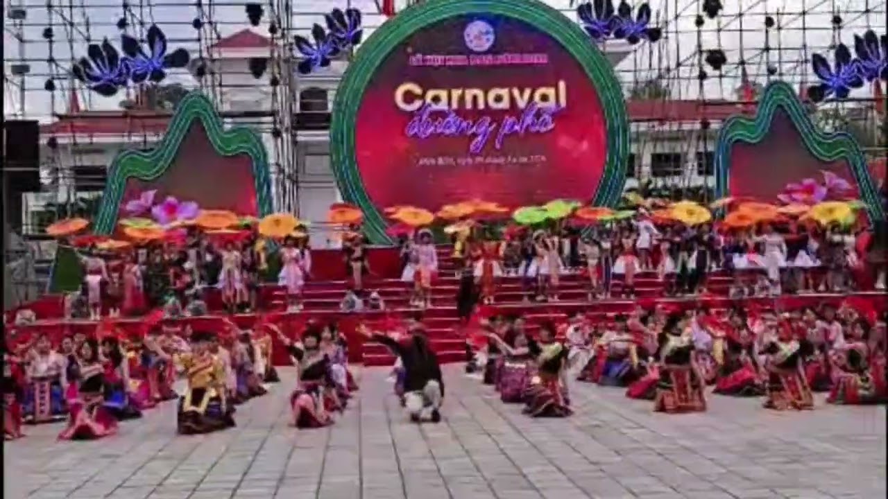 Không khí lễ hội Tây Bắc.  Quảng trường ngập tràn sắc áo Dân Tộc