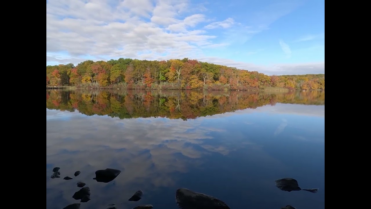 Озеро Уэлч в государственном парке Харриман, штат Нью-Йорк