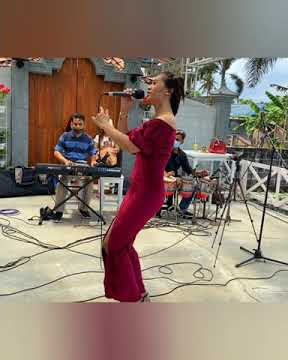 cewek cantik nyanyi di pinggir sawah