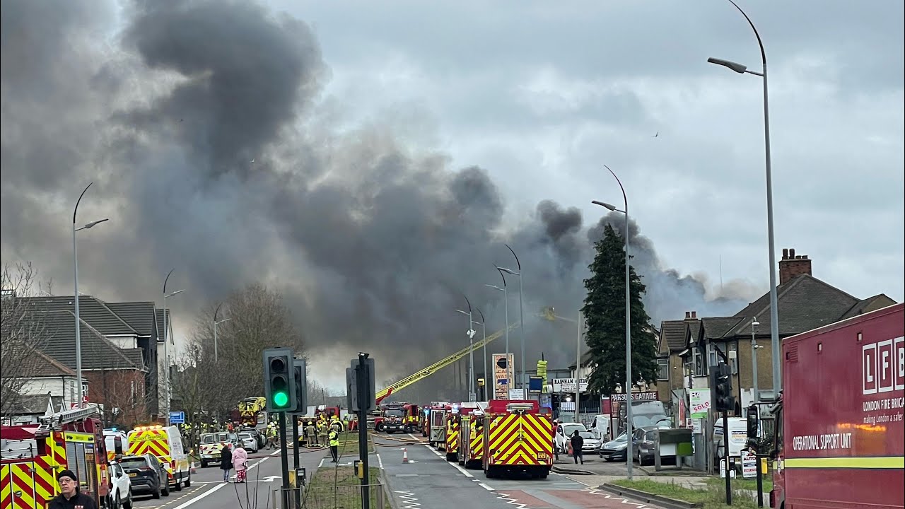 [20 PUMP FIRE!] On scene footage of large warehouse fire in Rainham  - LFB