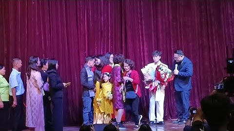 Hồ Văn Cường Nhận Quà Khán Giả Phải Chờ Xếp Hàng Nhận Liên Tục Show Hai Mùa Noel Nhà Hát Kịch Hà Nội