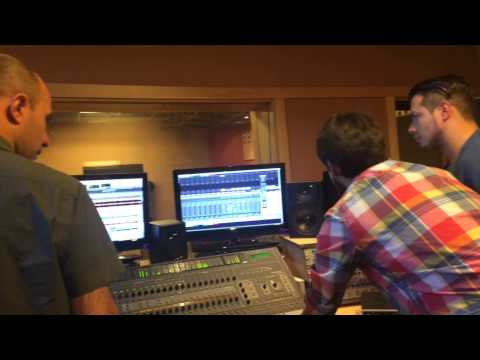 MAURICIO RIVERA - Grabando "Tan Solo Tu y Yo" junto a los Gemeliers.