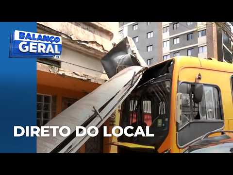 Ônibus derruba toldo de restaurante após bater e jogar carro contra poste