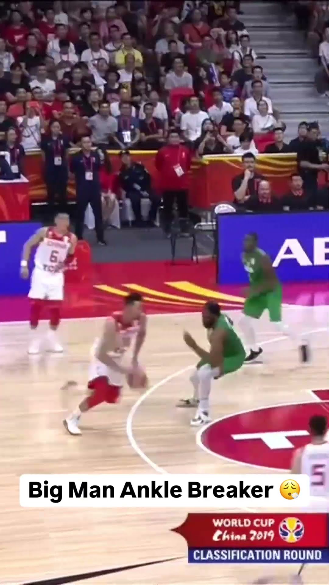 Yi Jianlian caught two bodies in one play ?