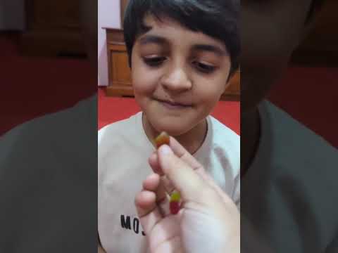 يلا امم امم امم شطوره أعطيته المصاصة فعضني