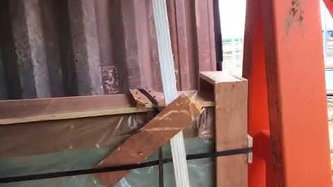 How to unload vertically put crates