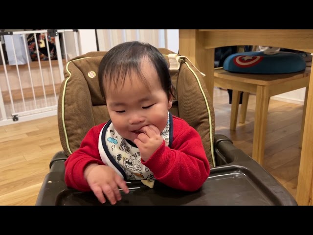 [ASMR]お菓子を食べる赤ちゃん