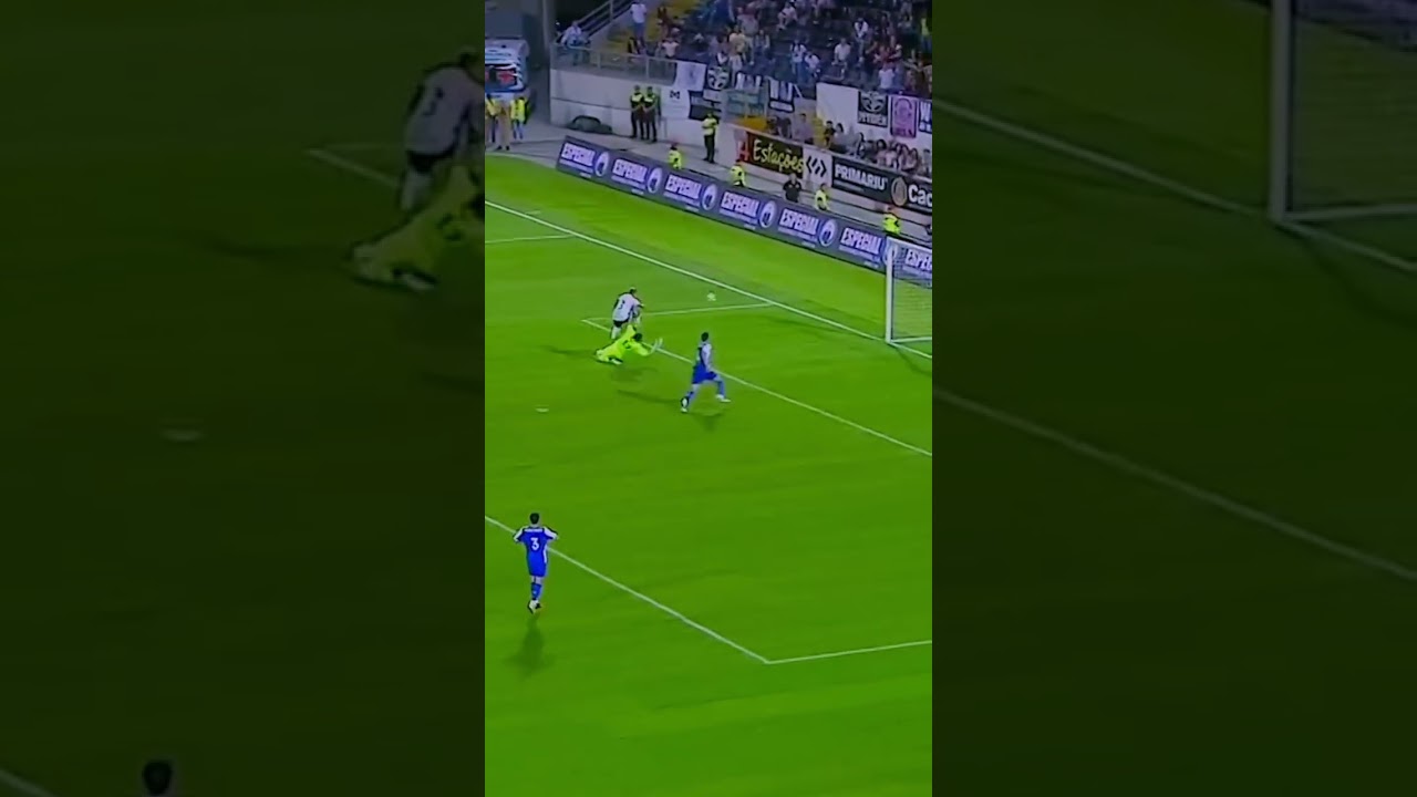 HOW CAN A DEFENDER SAVE IN THIS IMPOSSIBLE SITUATION?