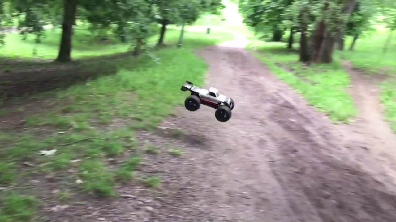 #8 Traxxas Revo, Thunder Tiger Mt4 G3, Mad Force - Slow motion, jump and CRASH
