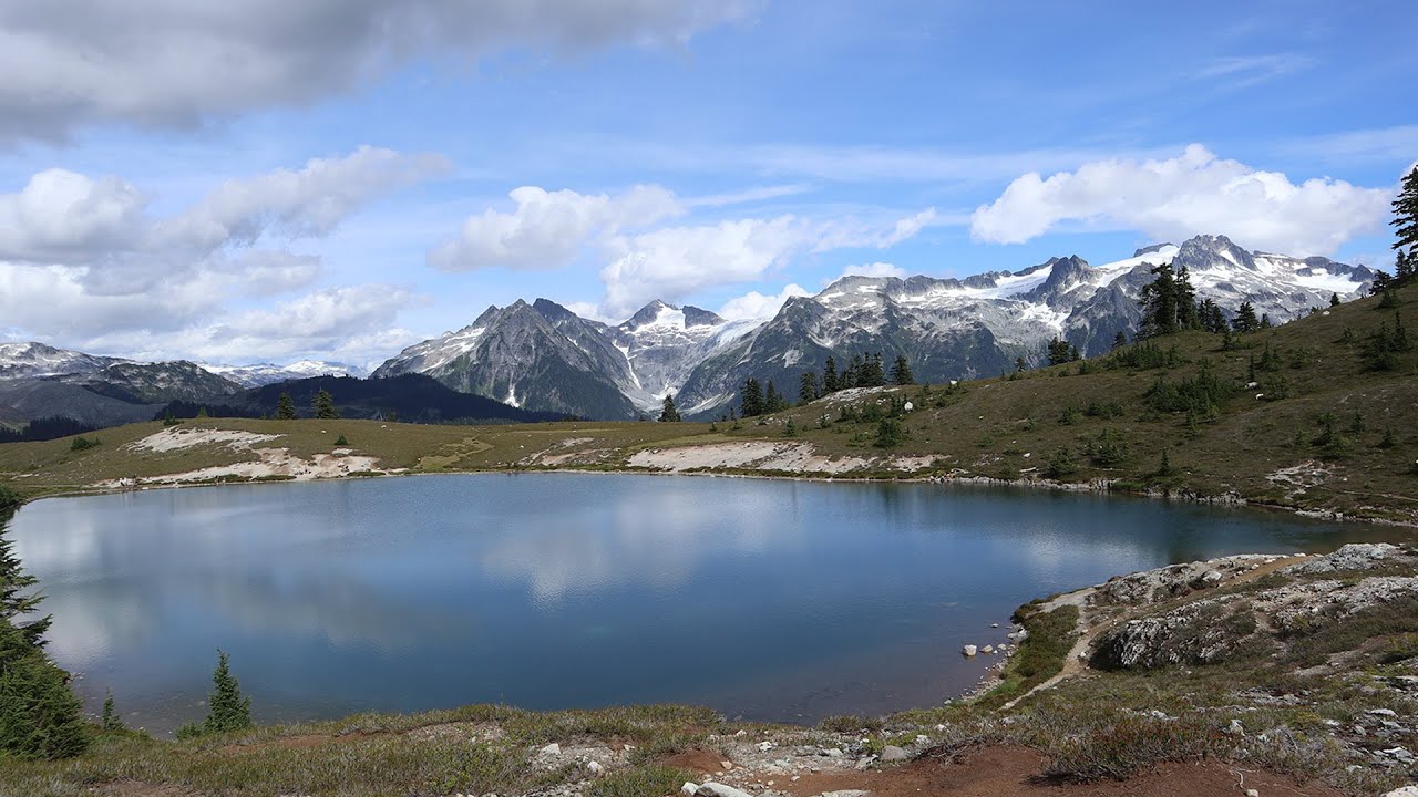 Hiking 20 km on the Elfin Lakes Trail in Garibaldi Provincial Park (B.C.)