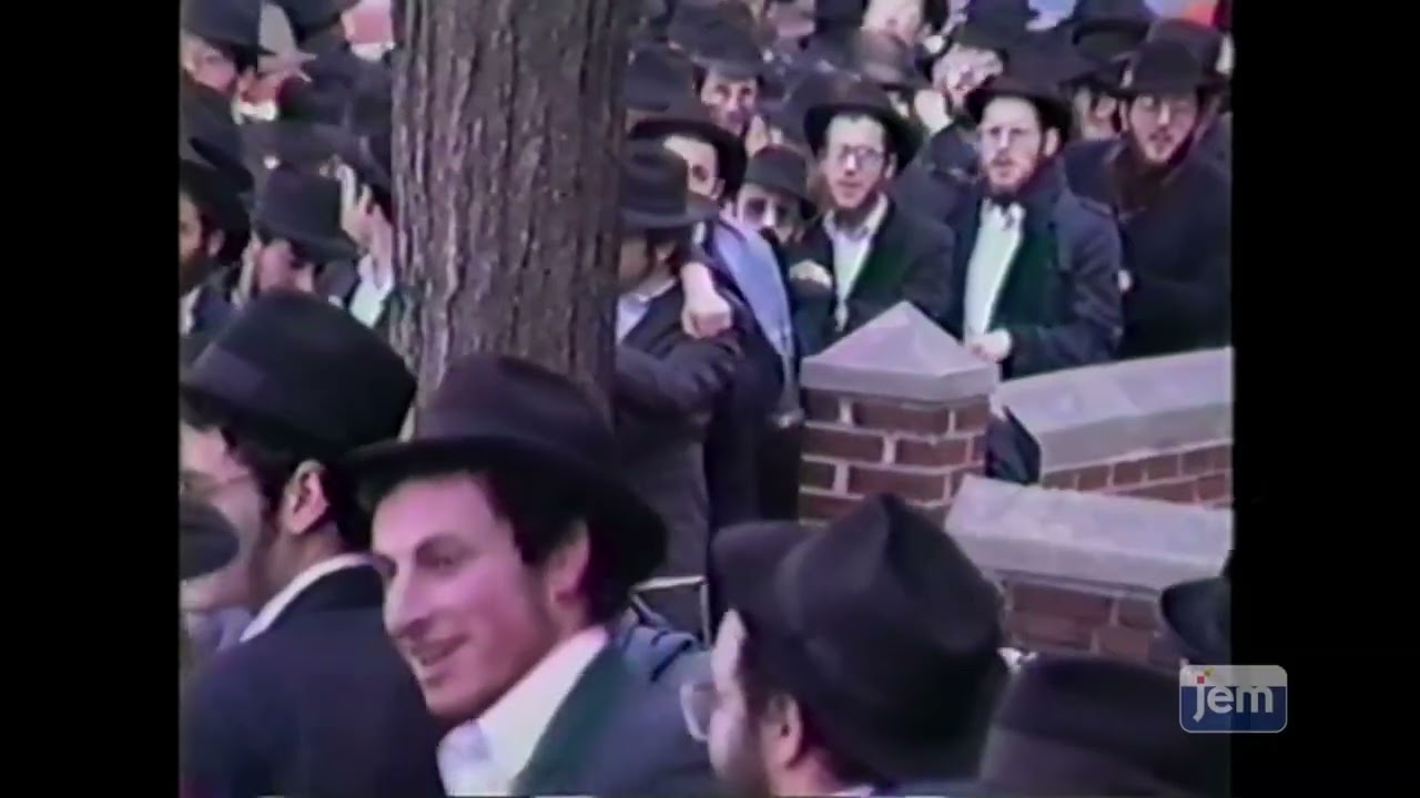 Chasidim Dance Hey Teves 5747 | ריקוד חסידים ה' טבת תשמ"ז