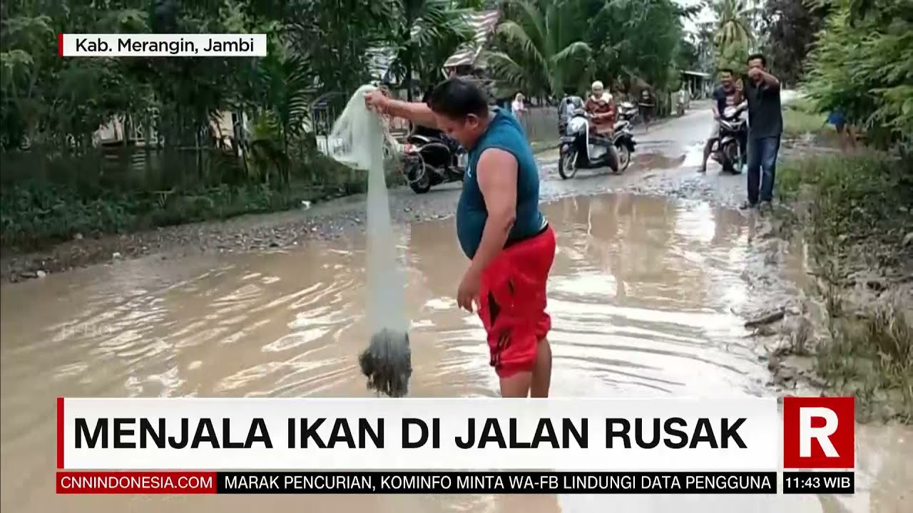 Protes Jalan Rusak Warga Mandi Di Jalan | REDAKSI SIANG (18/03/21)