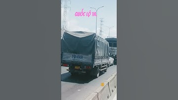 Xe xếp dày đặc trên quốc lộ 1A khu vực trước cổng khu công nghiệp Vĩnh Lộc.