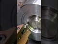 El torno CNC está procesando