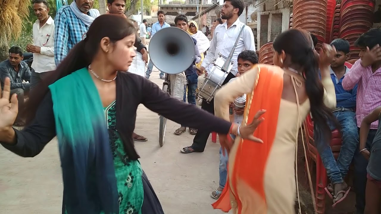 मन्जु और सुशीला का देशी डान्स