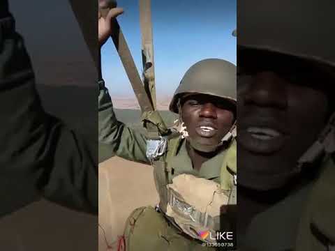 Un soldat congolais entrain de faire un snap