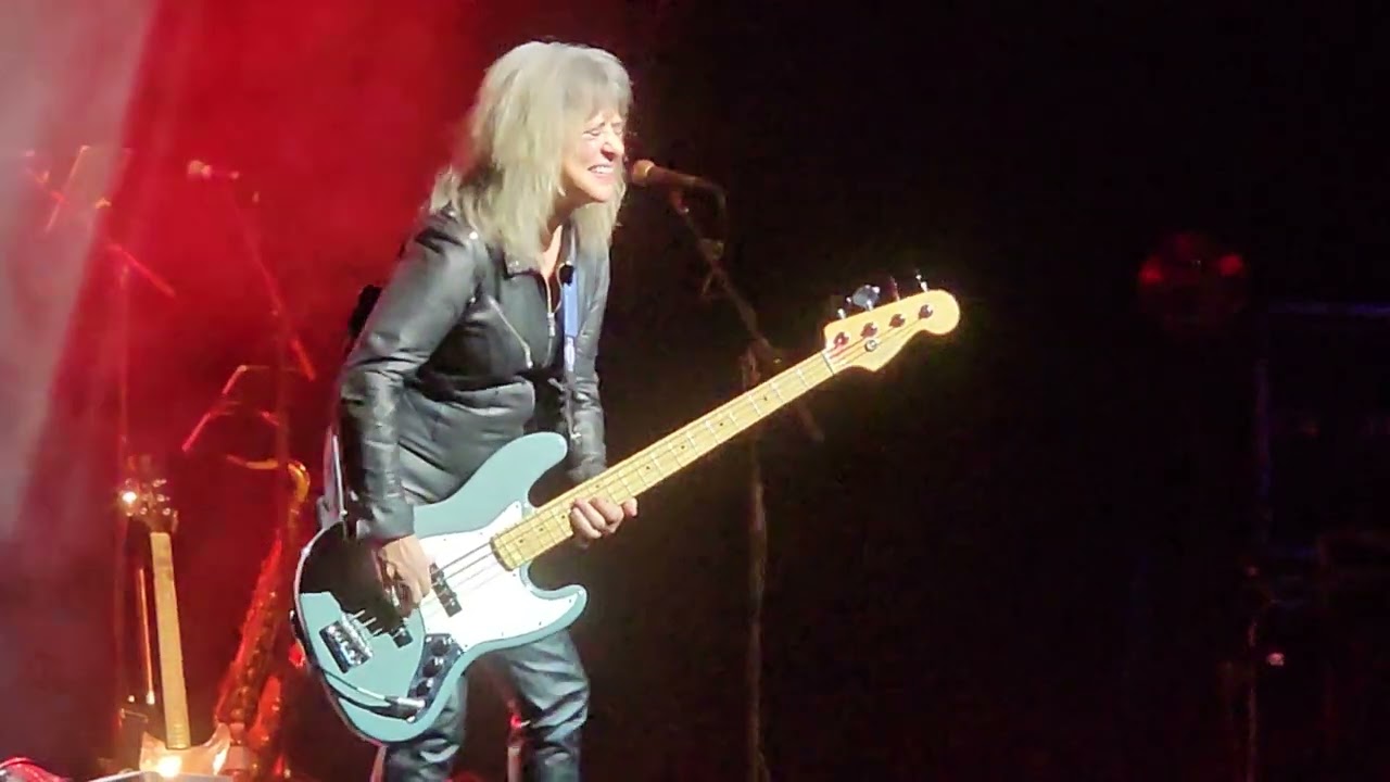 Suzi Quatro bass solo London Palladium 15/11/23