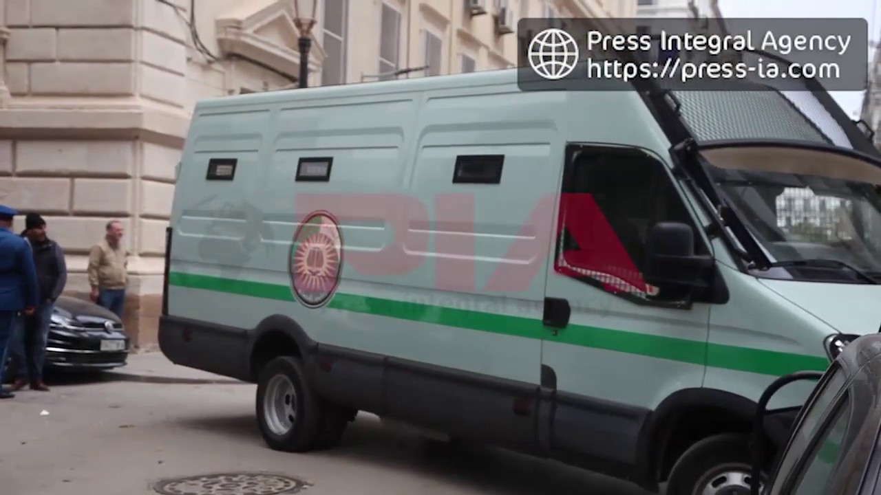 الدقائق الأولى لنقل خالد تبون إبن رئيس الجزائري من سجن الحراش إلى قاضي محكمة سيدي محمد لمحاكمته