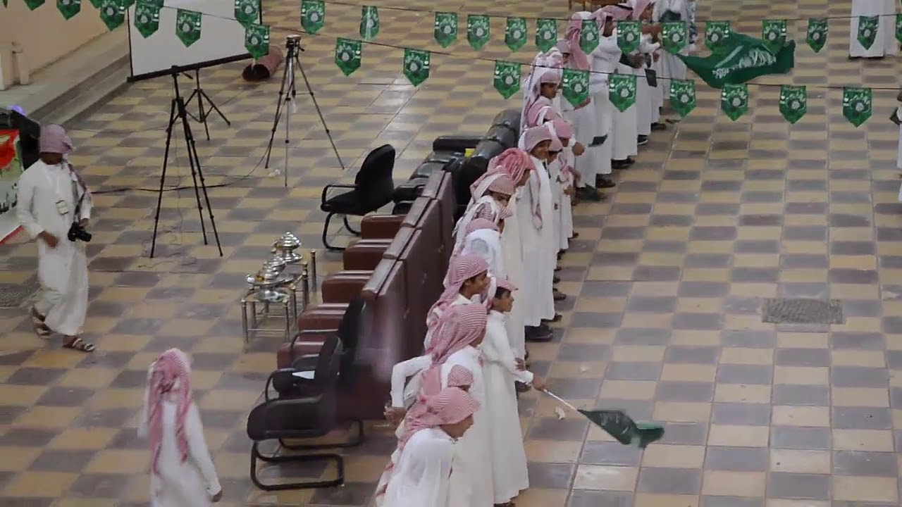 عرضه طلاب متوسطة بقعاء بمناسبة اليوم الوطني 88